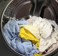 Cum poți spăla rufele albe și colorate împreună fără să se păteze sau transfere culori și să faci economie la energie de cel puțin 40 de lei pe lună